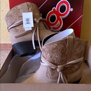 Dingo tan ankle boots